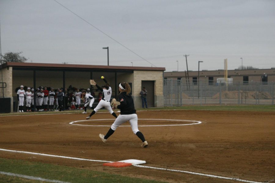 Softball+plays+in+a+home+game+against+Mansfield+Lakeridge