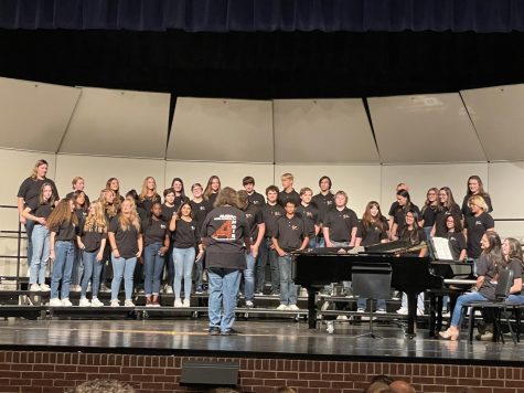 High School group performs mixed pieces at fall concert. 