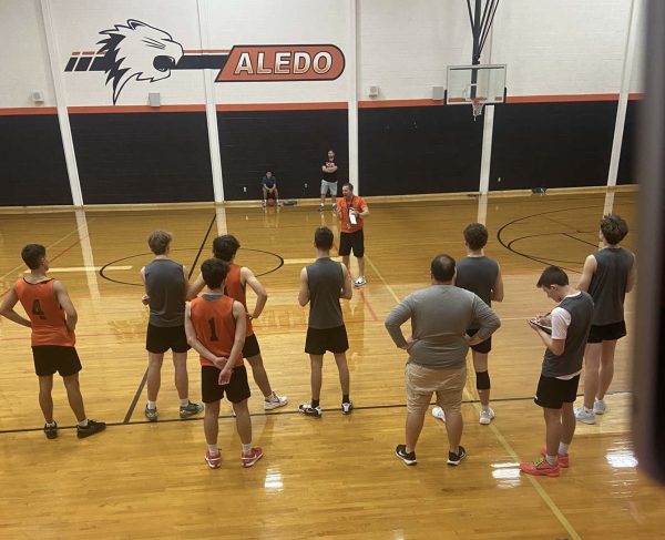 BACK ON THE COURT
As the team prepares to run drills during the morning practice, head varsity boys basketball coach Brian Blackburn instructs players in the practice gym on Friday, Oct. 4.
Photo by JJ Araiza